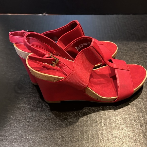 AEROSOLES Women's Deep Red Wedge Heel Sandal - Picture 4 of 7